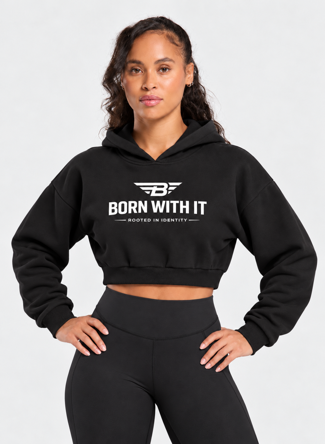 SWEAT À CAPUCHE COURT | NÉE AVEC. PORTE TA VÉRITÉ.