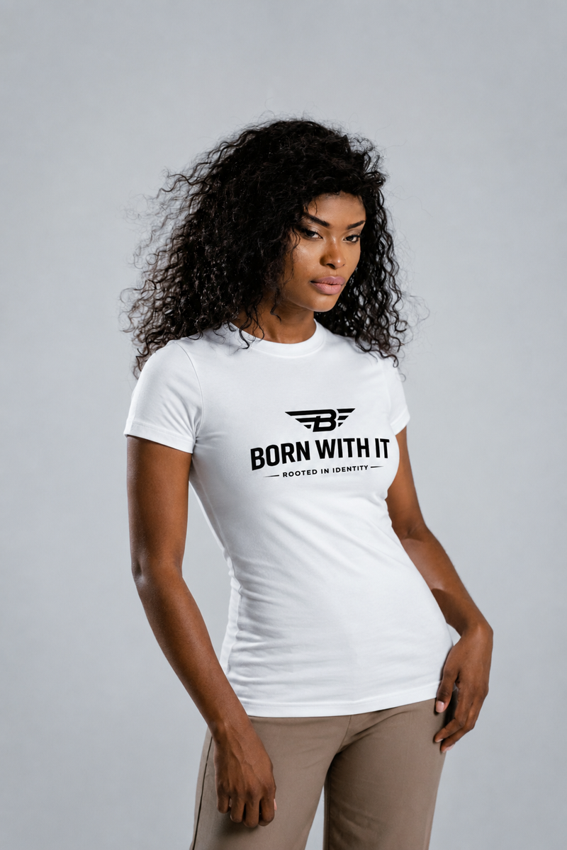 LE T-SHIRT RAS DU COU AJUSTÉ. NÉ AVEC. PORTEZ VOTRE VÉRITÉ.